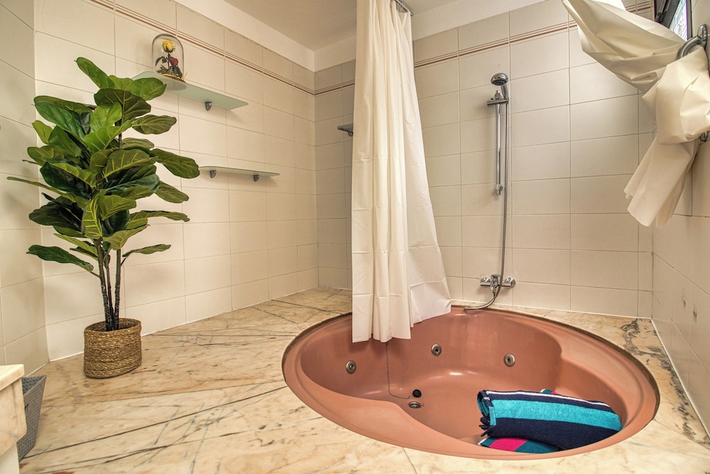 Apartment - Sleeps 4 - Jacuzzi - Terrace - Pool