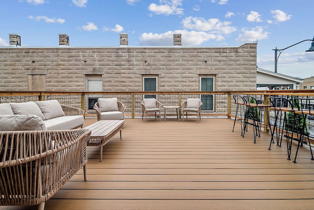 The Bank on Main St - Historic Luxury Suite W/rooftop Deck Overlooking Main Street