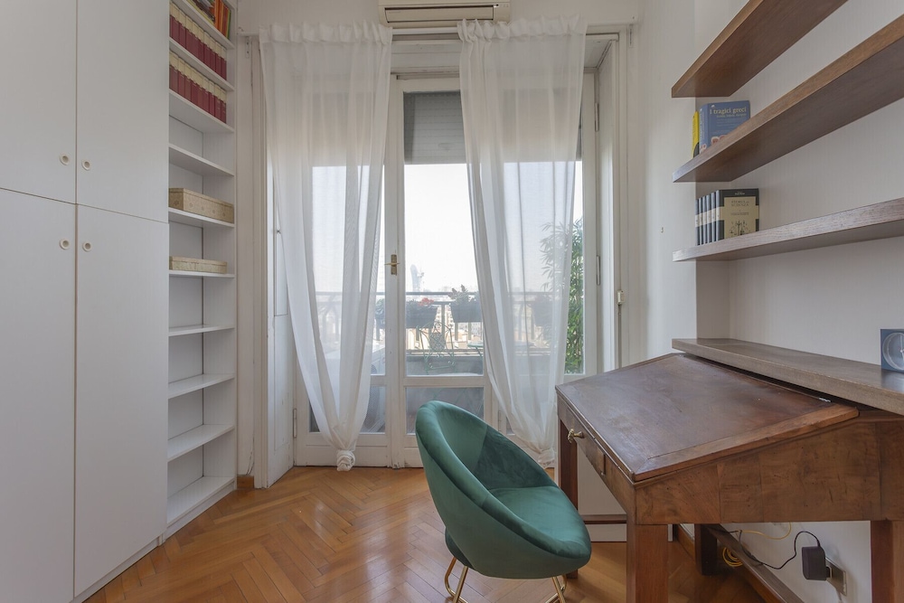 Skyline view Biancamano 1 bdr with balcony by Rentopolis