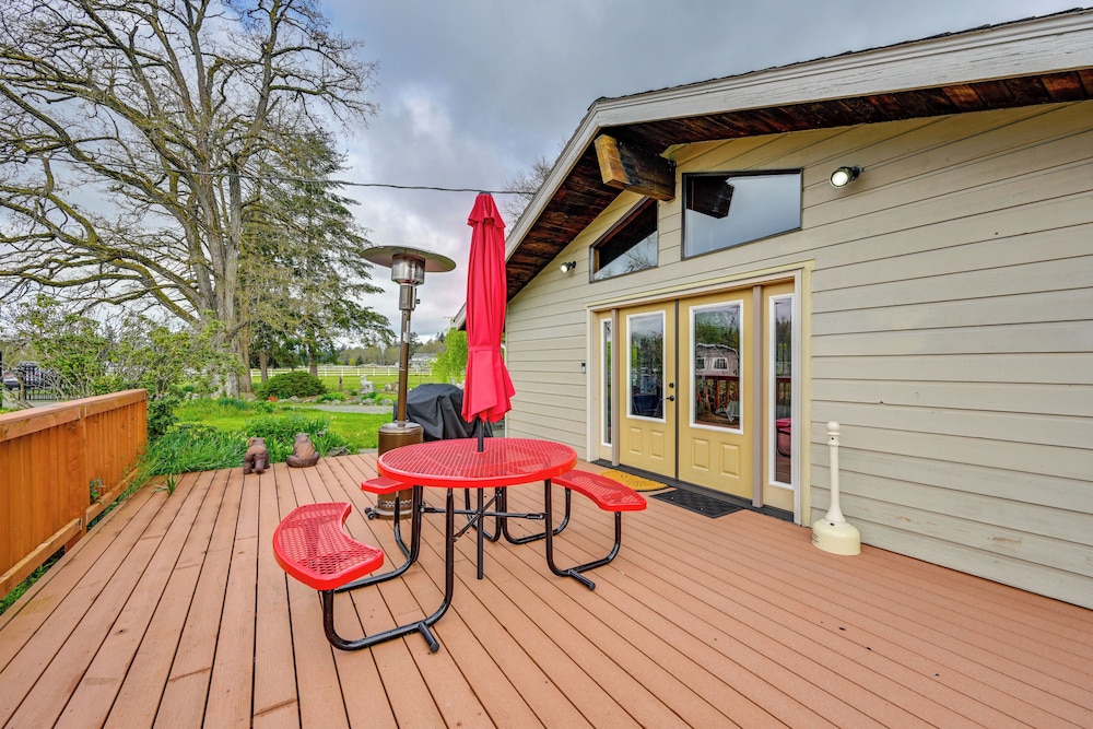 9 Mi to Spanaway Park: Home w/ Indoor Hot Tub