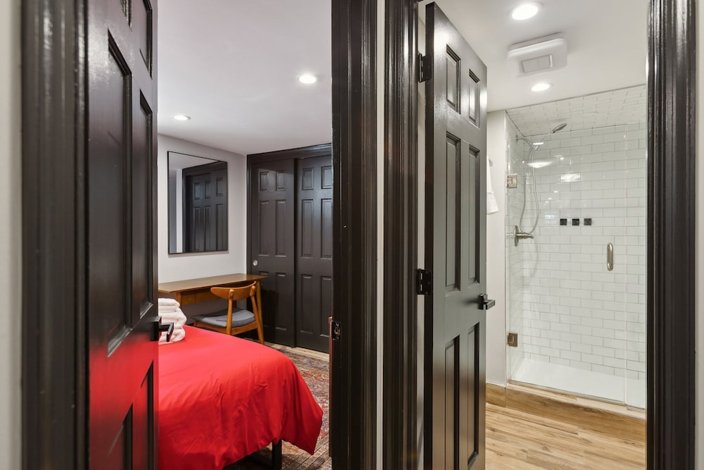 Charming 2BR Townhouse Condo in Heart of DC