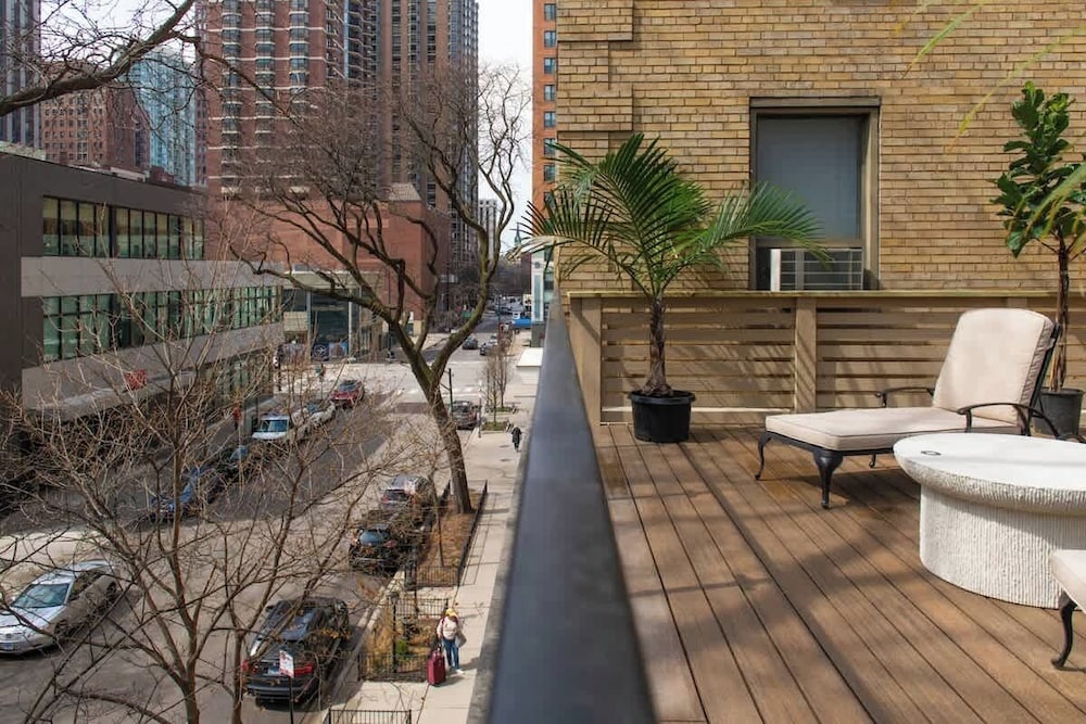 Luxury 4BD Gold Coast Penthouse With Deck Views