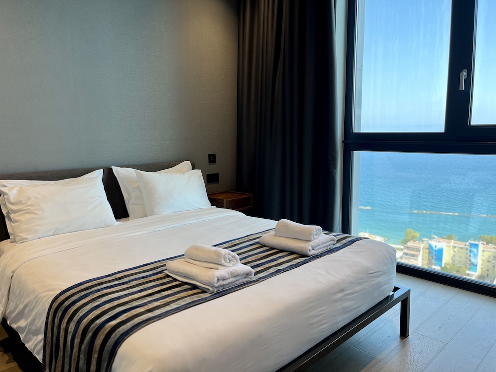 128 LIM - 2106 Stay Only Tower Suite