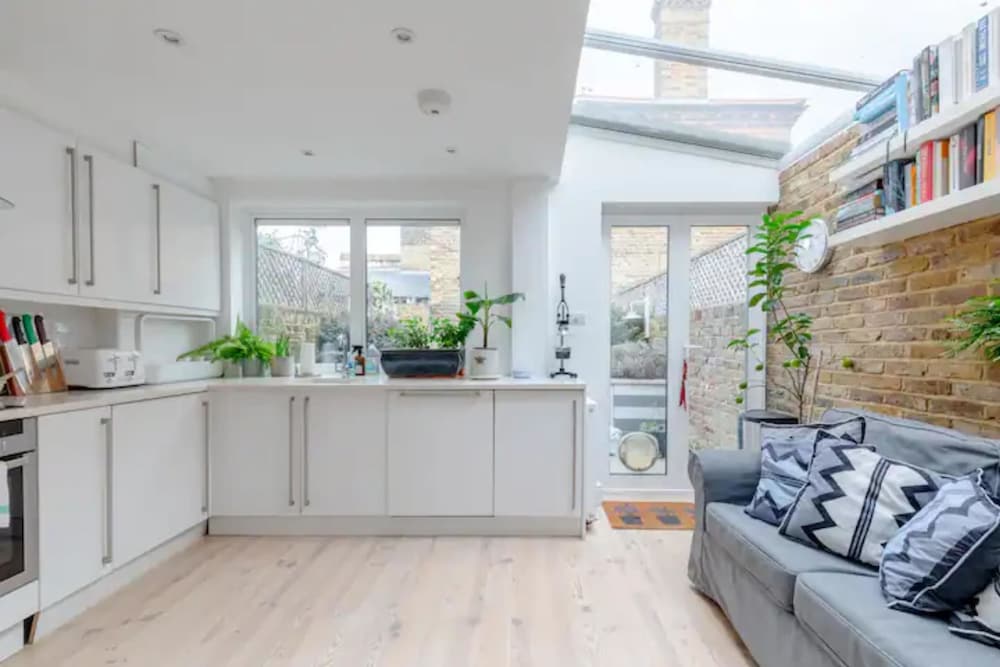 Beautifully Designed 2BD House - by Queen's Park!