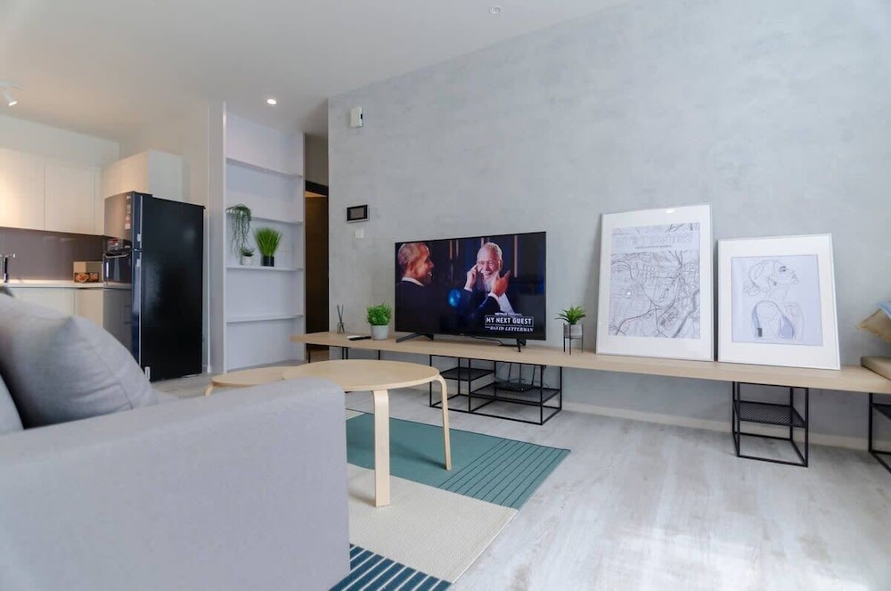 A Comfy & Bright 2BR Suasana Suite 6, Free Parking