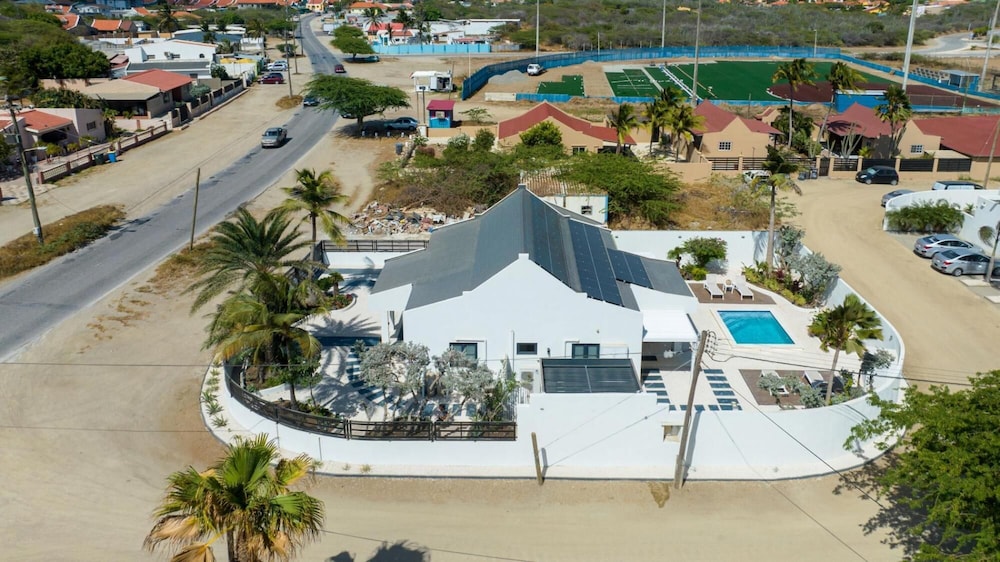 Brand NEW 3br2ba Villa With Pool in Great Location