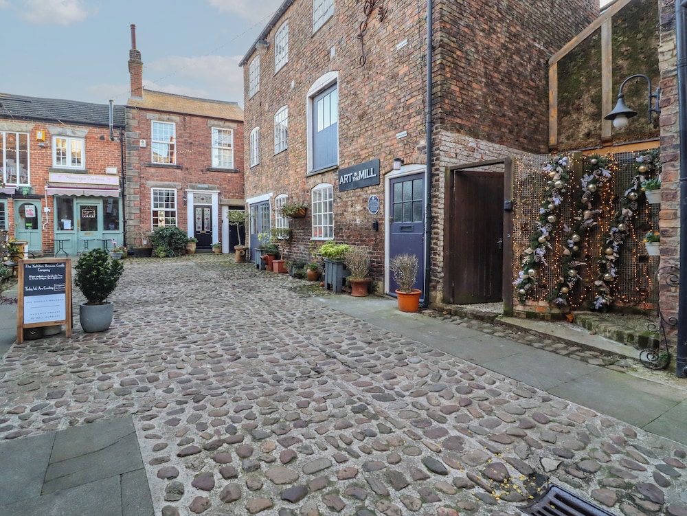 2 Castlegate