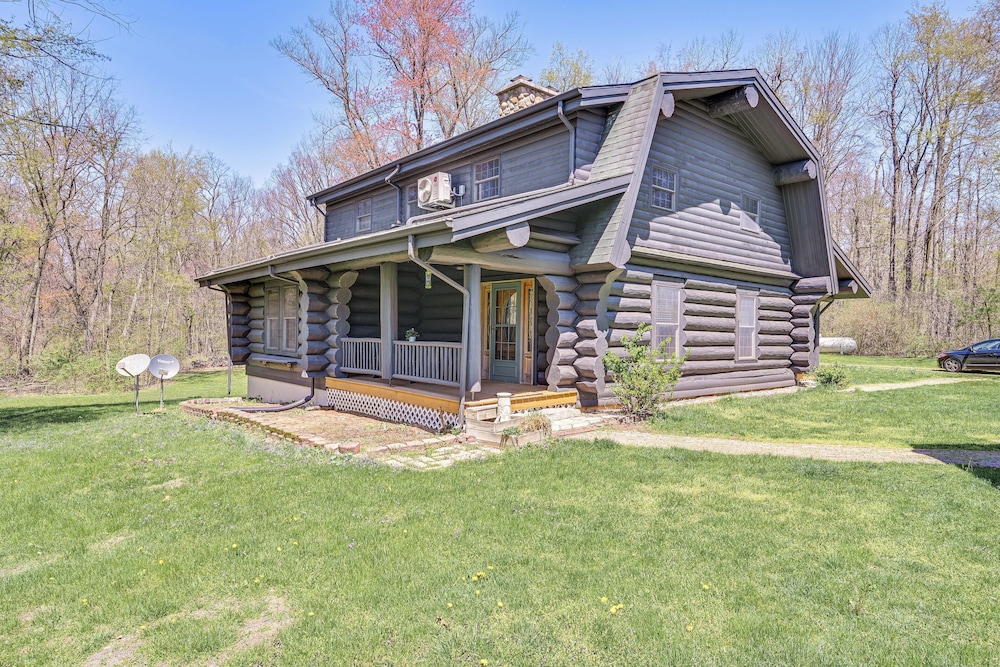 4 Mi to Dtwn: Spacious Family Cabin in Jonesville!