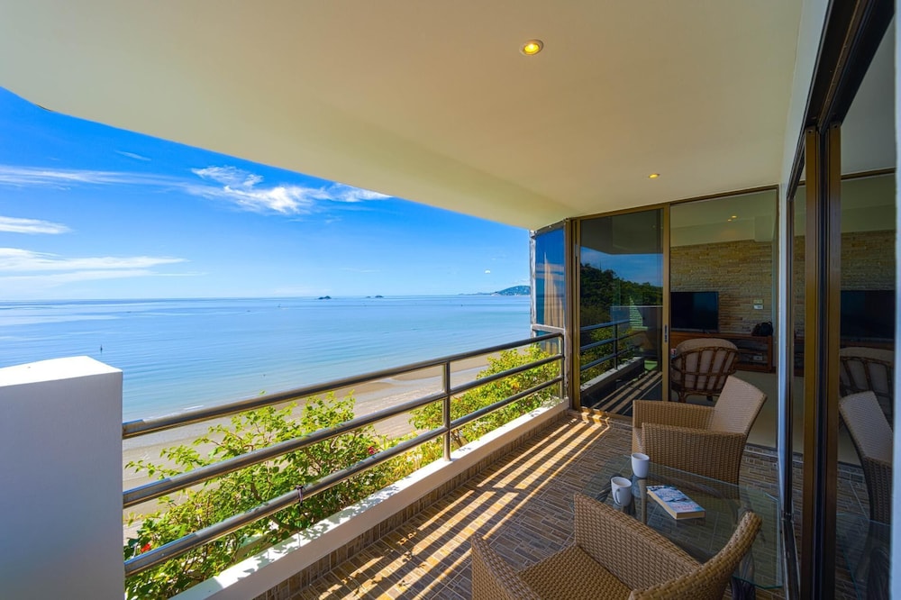 Beachfront 2 bed Condo with Seaview BW2