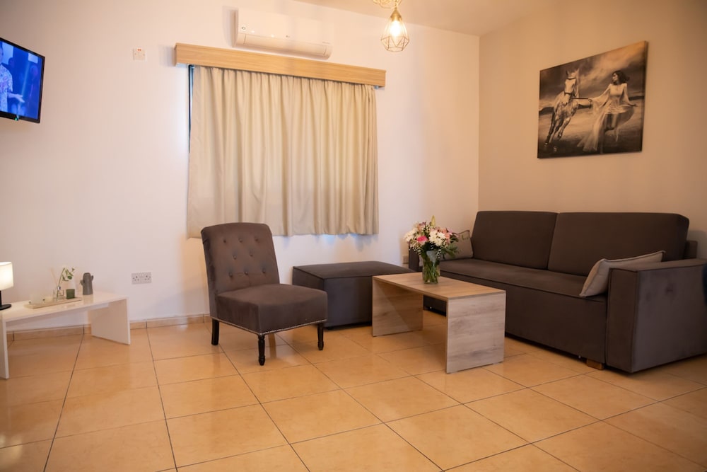 Valentina Apartments Central Paphos Beach Stay 2