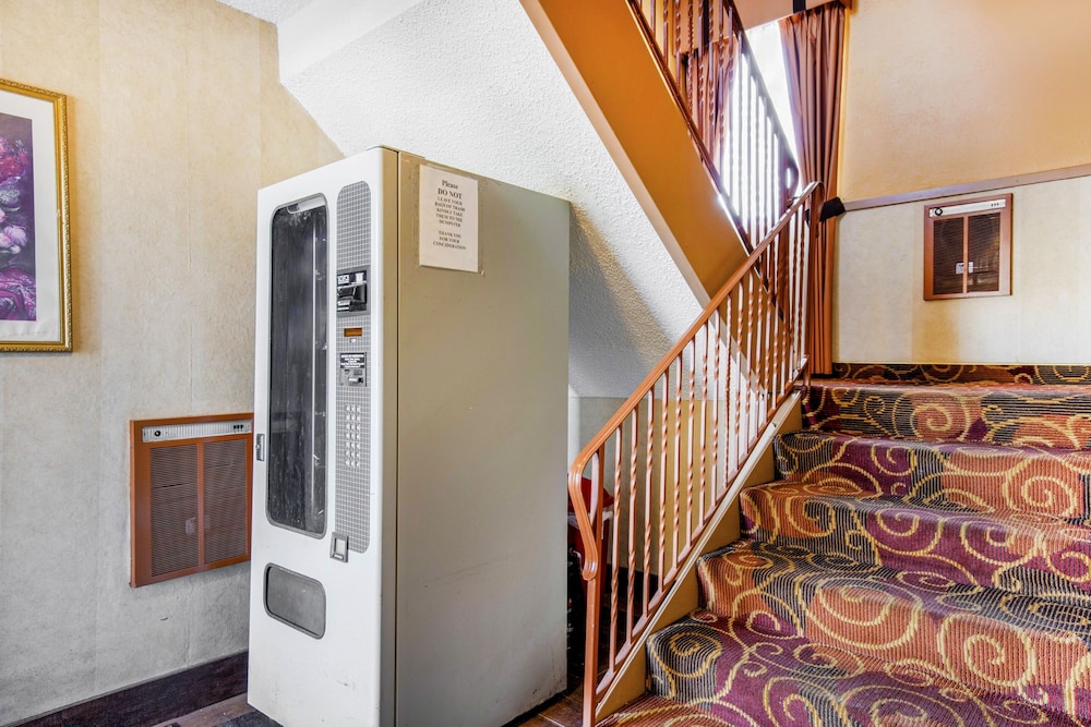 Castle Rock Vacations - OYO Hotel Castle Rock CO Downtown - Property Image 2