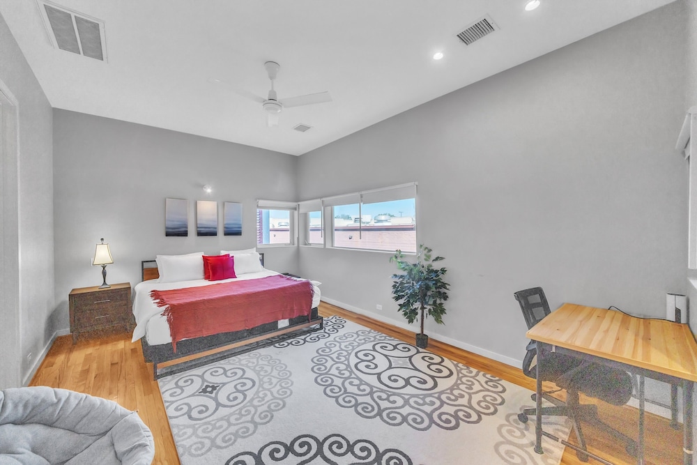 Modern Comfort In The Heart Of Museum District 3 Bedroom Townhouse