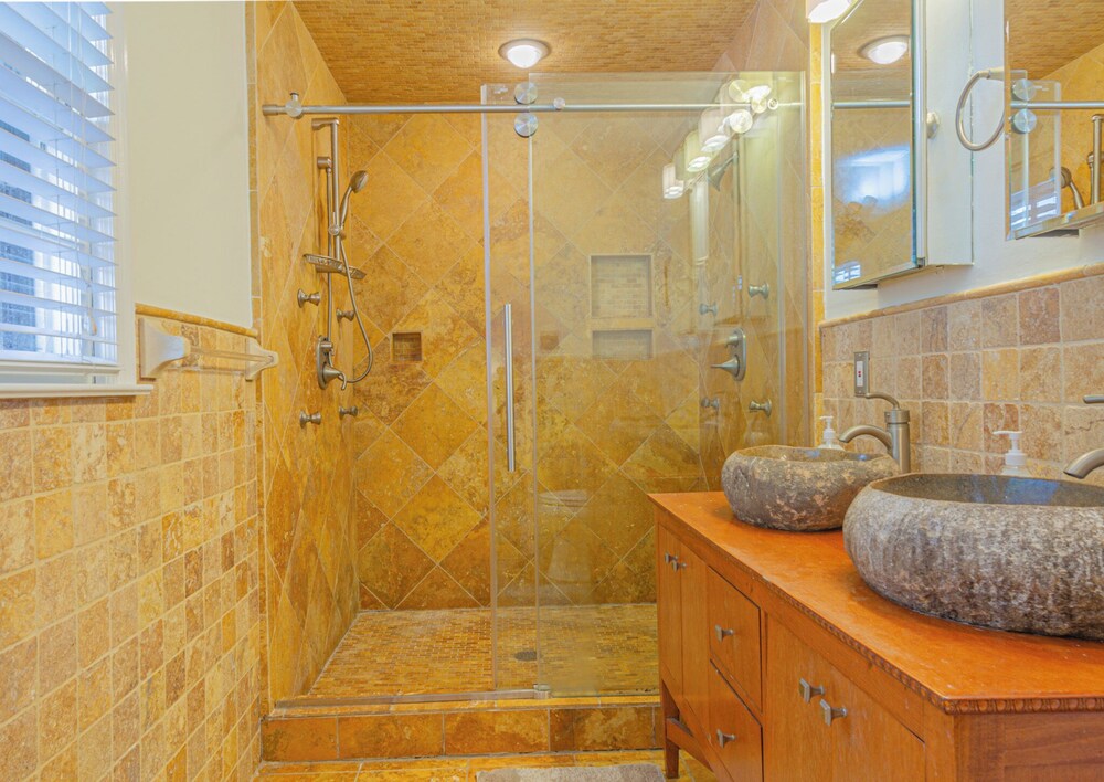 Relaxing 3BR Getaway with Pool and games