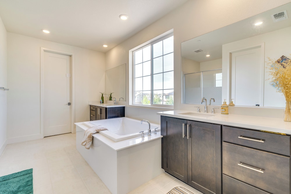Pool Paradise: Spacious Tracy Home w/ Yard!