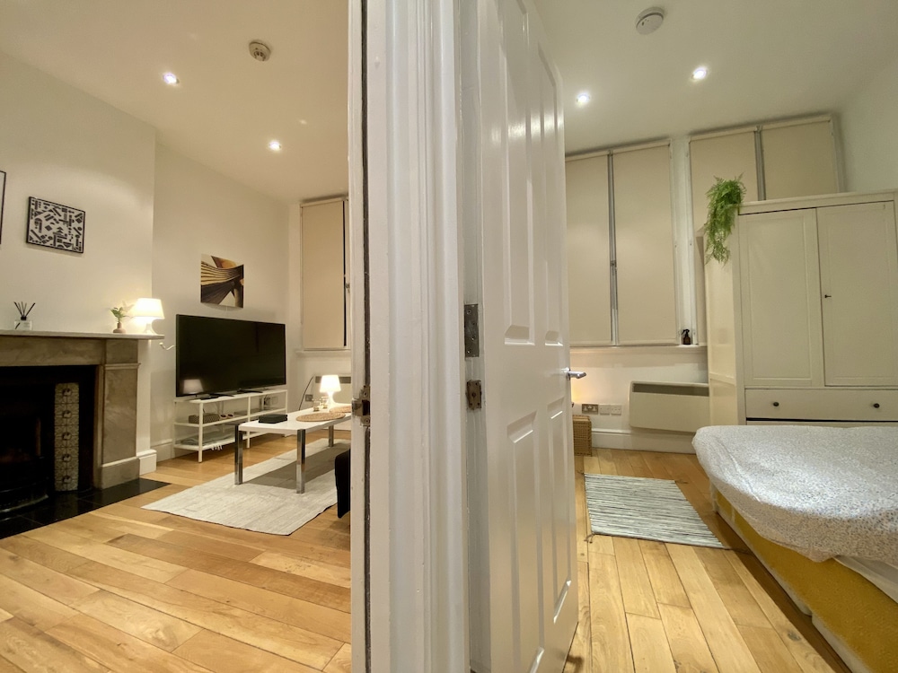 London Oasis - 2 Bedroom Apartment