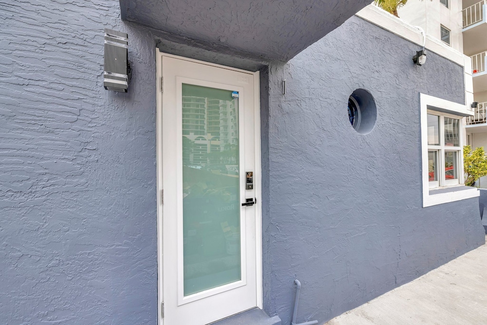 Sophisticated 2BR1BA Short Walk to Beach