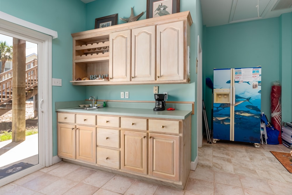 Breezy Decks - 601 Hernando Pl 4 Bedroom Home