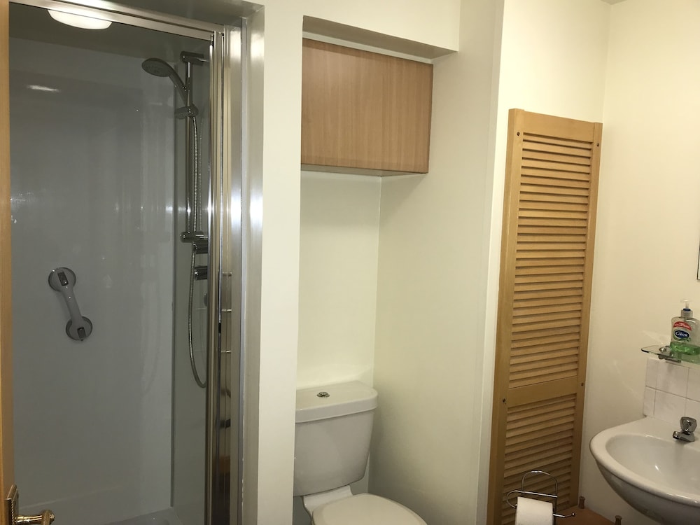 2 Varis Apartments