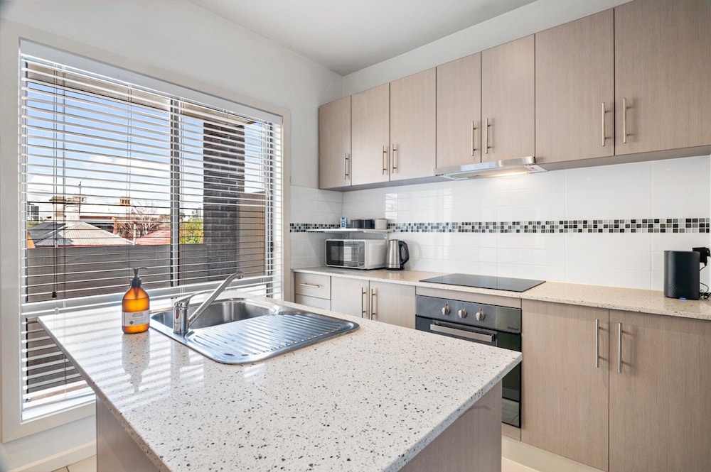 Bright 2-bed Flat With Balcony in Kensington