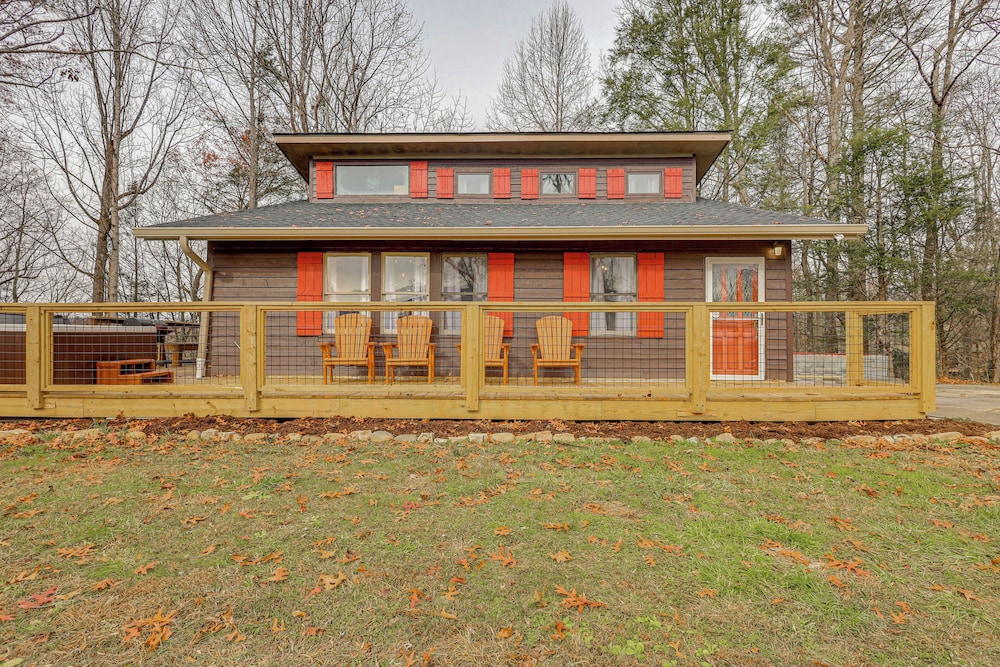 Family-friendly Cabin w/ Hot Tub in Gatlinburg!