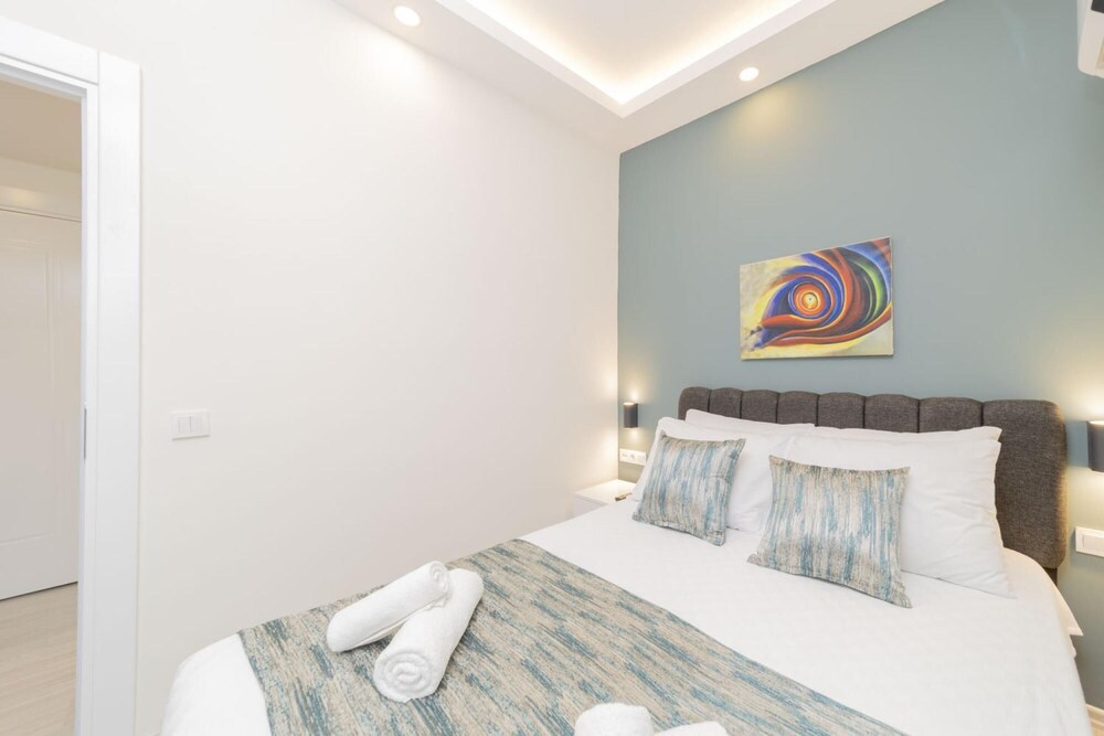 Cozy Flat w Balcony 10 min to Mermerli Beach