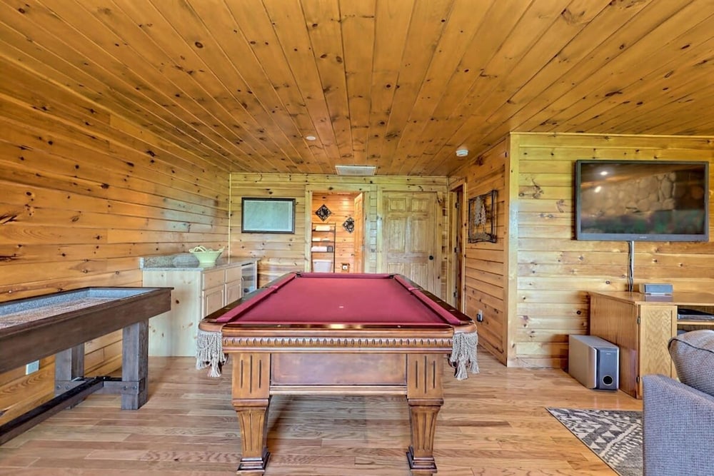Hot Tub 3 Fireplaces Mountain Views Game Room