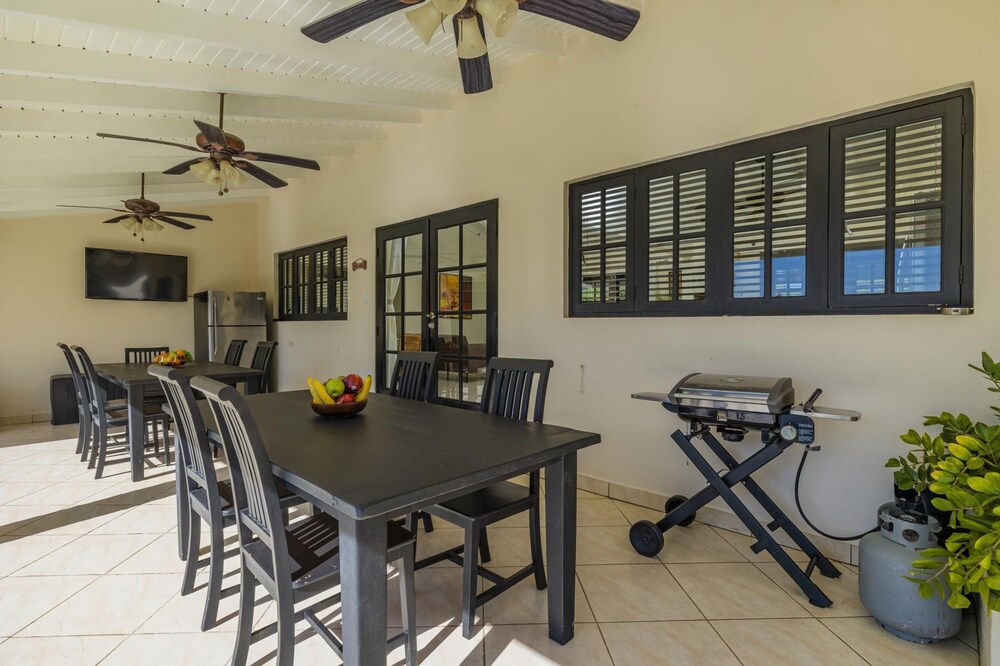 Luxurious Haven in the Heart of the Island Pool