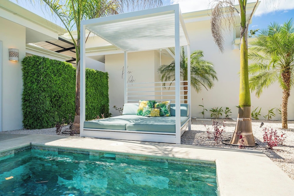 New Oasis in Gated Community With Pool Breakfast