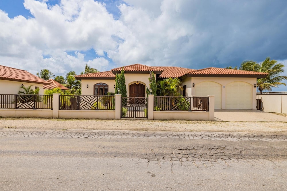 4BR Villa Short Walk to Beach in Amazing Location