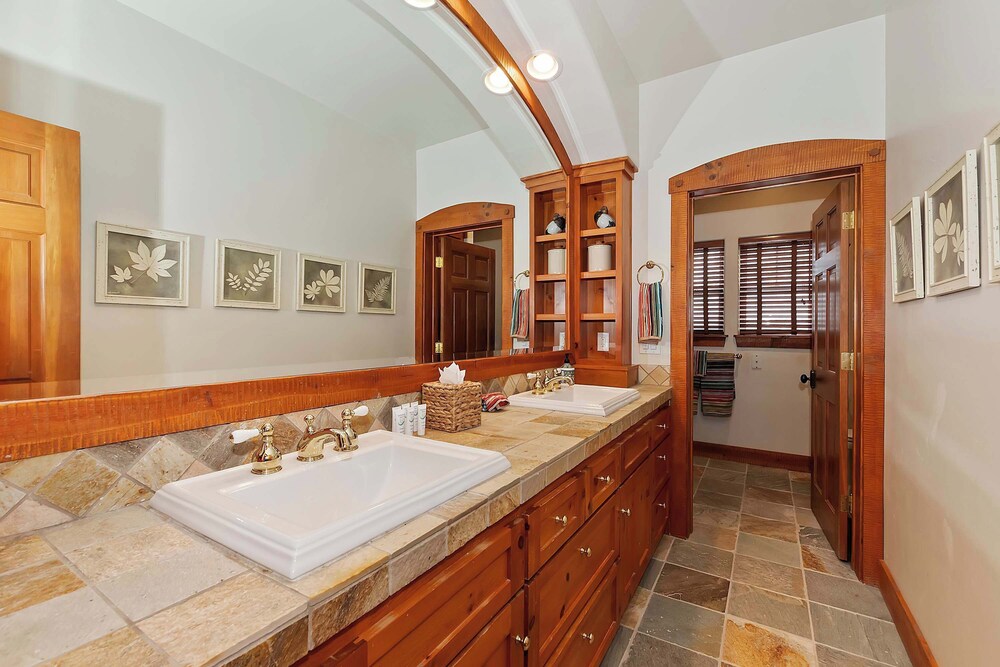 Matterhorn Peak Lodge – Upscale Mountain Escape