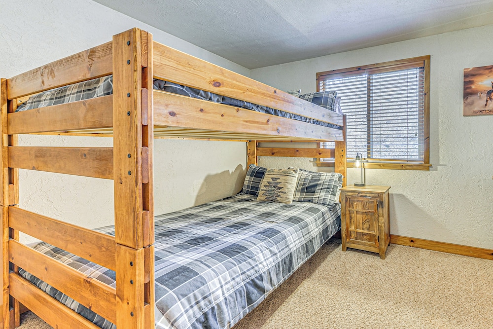 Hot Tub Haven w/ Game Room & Grill in Ruidoso!