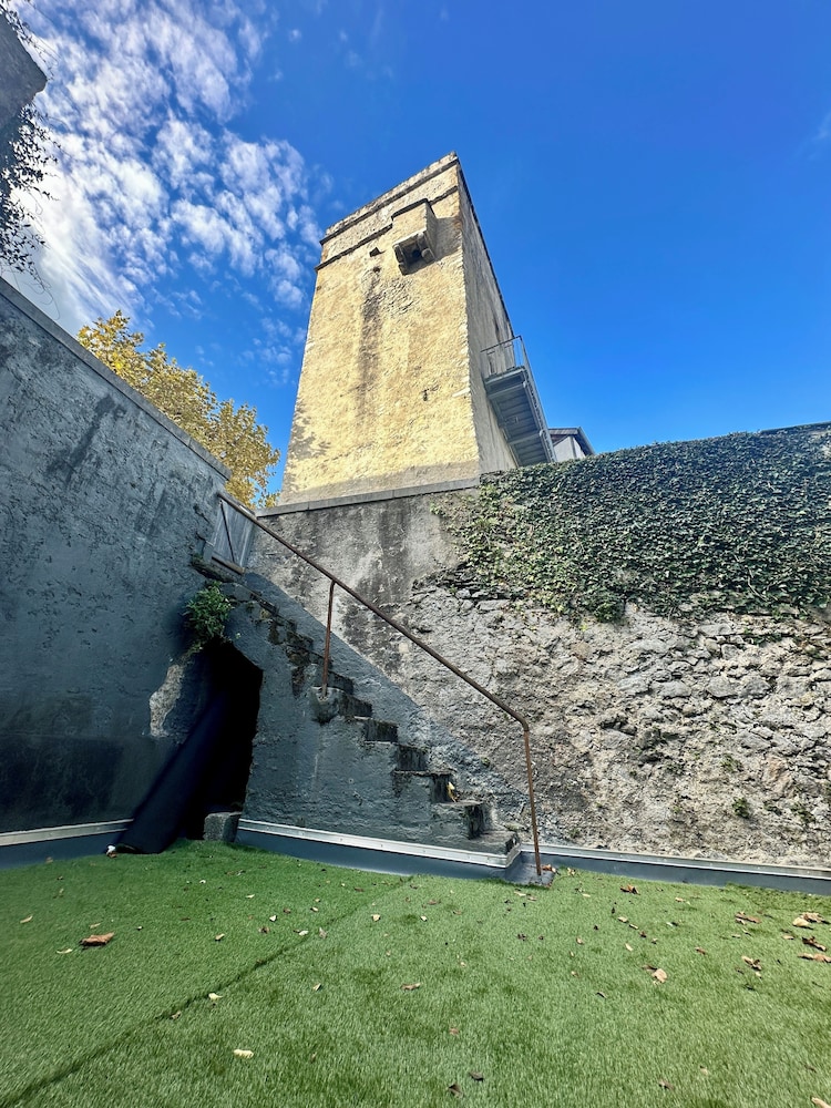 A l'ombre de la Tour