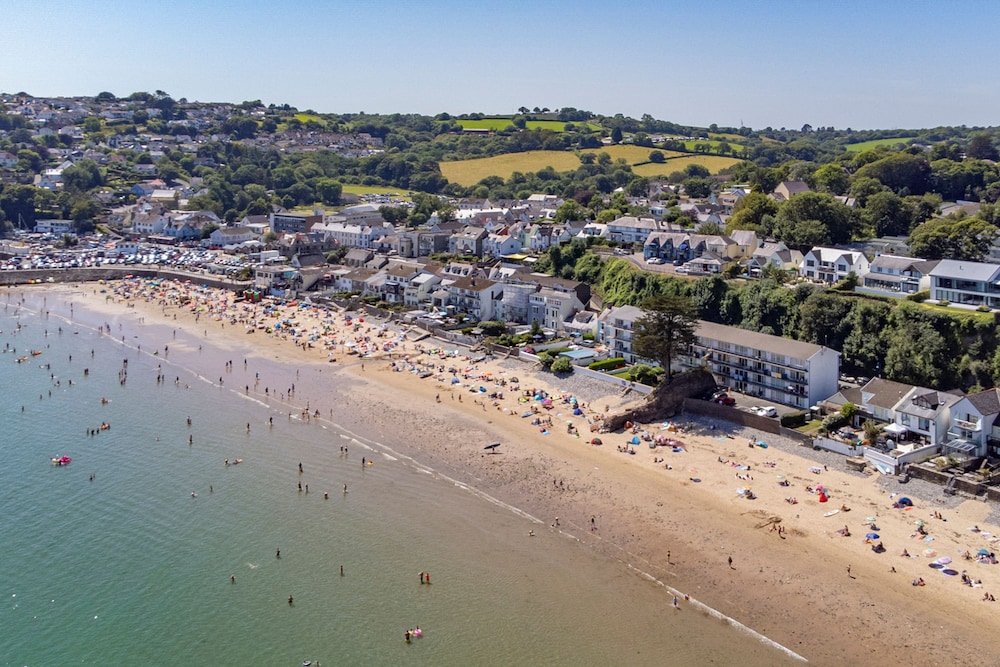 Beach Retreat - Sea Views Parking Beach Access
