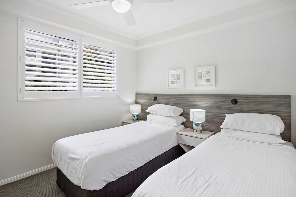 Beachside 2-bed With Pools, Gym, BBQ and Parking