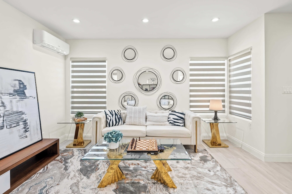 Stylish New Home Bright, Modern & Fully Stocked
