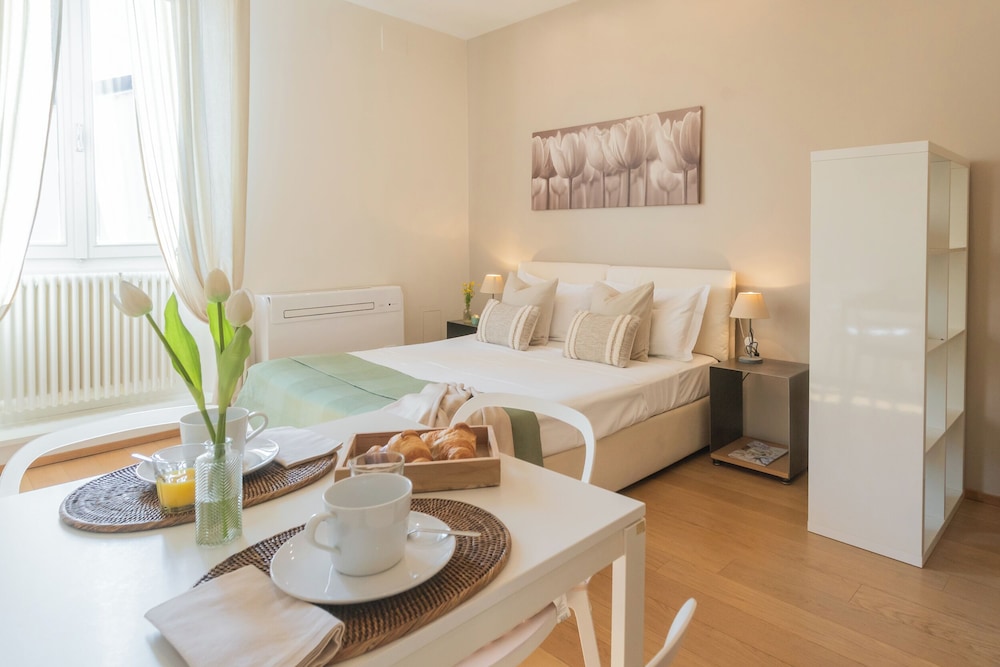 MT Studio by Rent All Como by Rent all Como