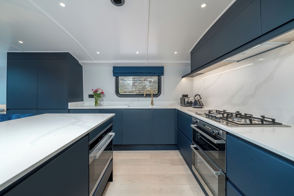 Elegant houseboat near Canary Wharf