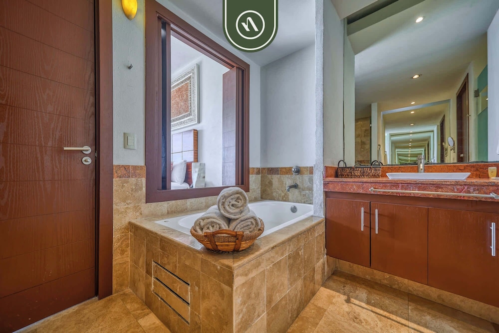 Oceanfront 3BR Condo With Beach Club - Pool