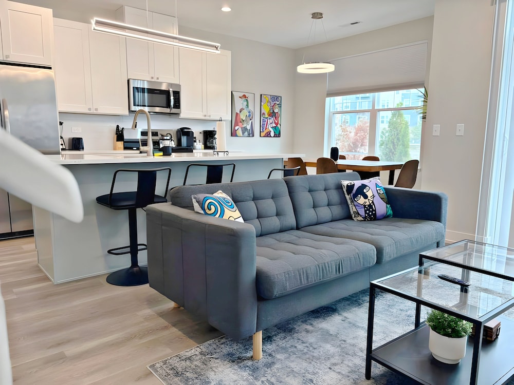 4BR Townhouse with Parking - WV rep 3