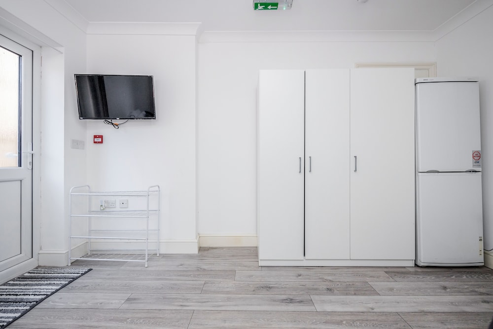 Remarkable 1-bed Studio in Dagenham view 3