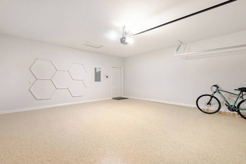 Luxury 2S Condo Hot Tub Gym Pool Airport