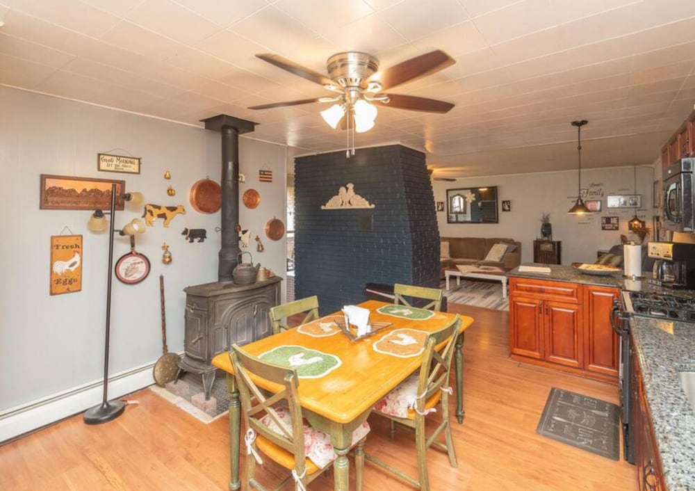 Amazing Hiking Cozy Home Close to Mountns Fireplace