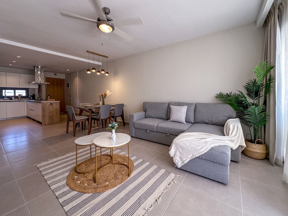 Beautiful Brand new Beach Condo w Picuzzi