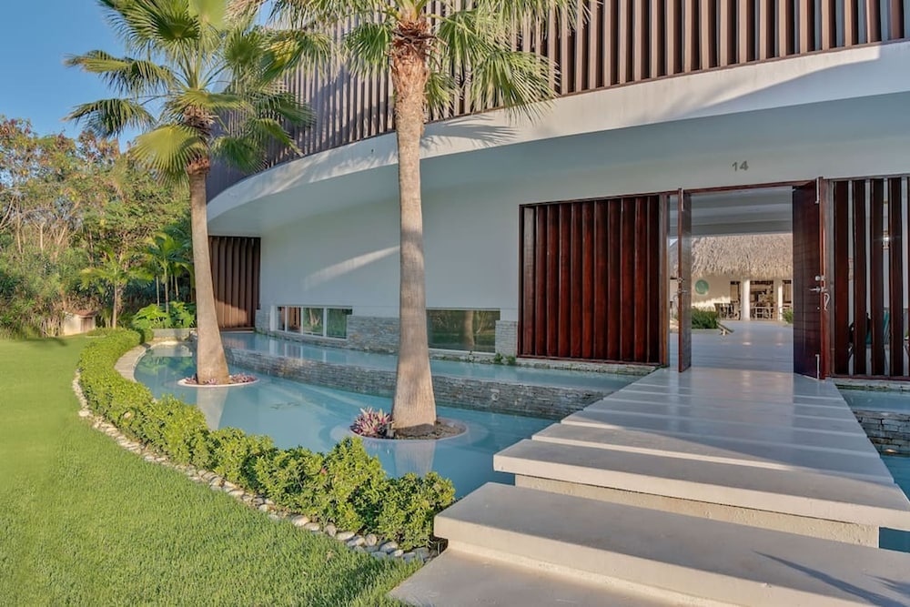 Luxurious 8-bedroom Dreamy Villa