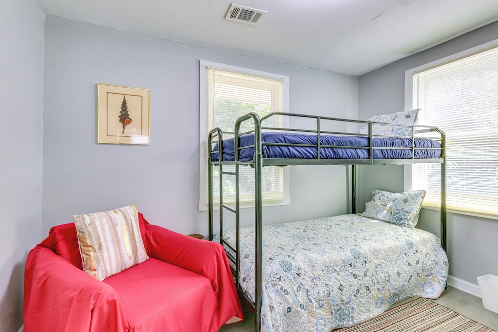 Beachy Home in Heart of Beaufort w/ Pool Access