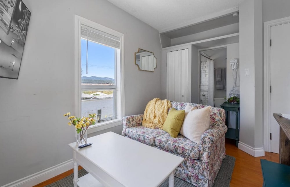 Cranbrook Vacations - Victorian Suite No Service Fees Heritage Home - Property Image 3