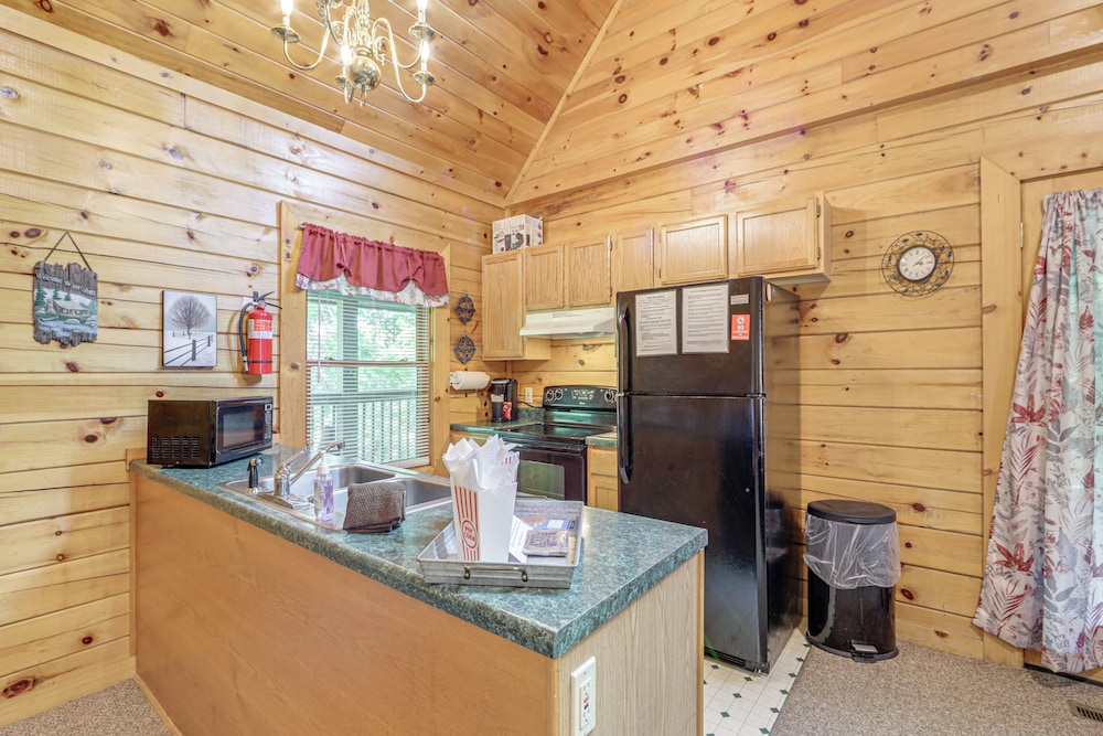 Smokies Cabin on Douglas Lake w/ Resort Pool
