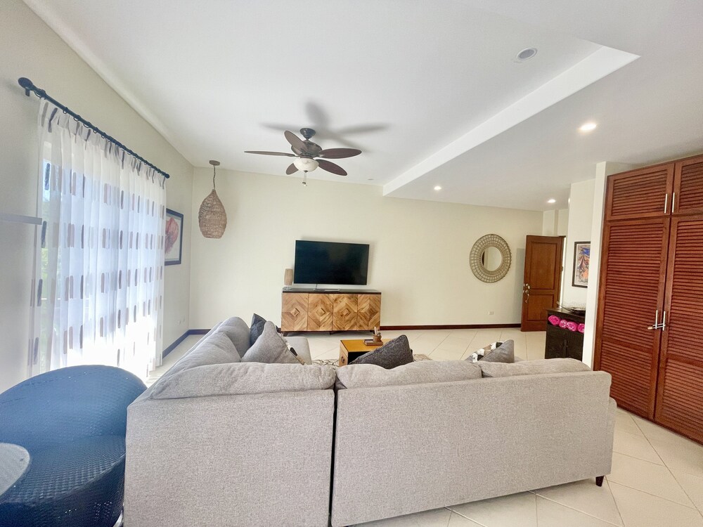 La Torre: Poolside Condo with Scenic Views