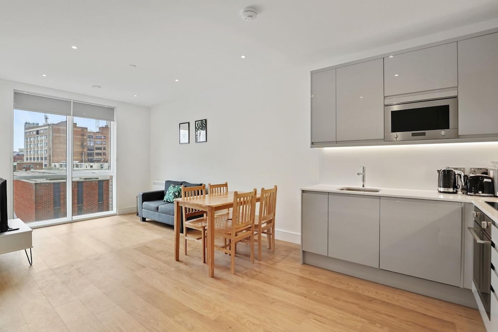 Contemporary 1 Bedroom Apartment - Chinese Quarter - Birmingham City Centre view 4