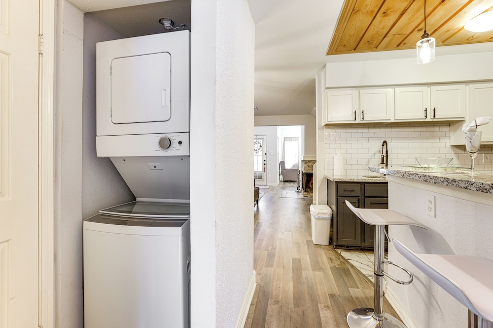 Pet-friendly Condo w/ Pool Access in Houston